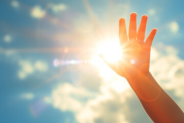 太陽に手を伸ばす子供の手
 - obrazy, fototapety, plakaty