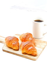 焼き立てでサクサクの食感のクロワッサンと、淹れたてのコーヒーの朝食
