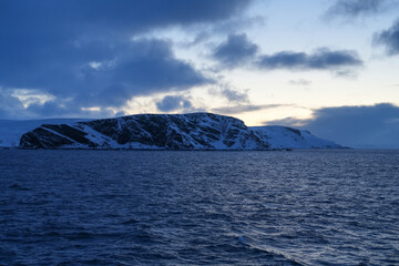 Winterlandschaft an der Ostküste Norwegens am Morgen mit schneebedeckter küste