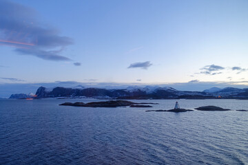 Winterliche Landschaft an der Küste von Norwegen zwischen Bergen und Tromso am Morgen 