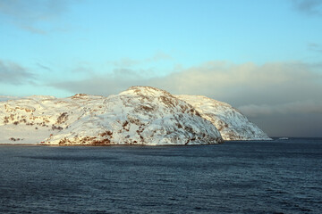 Landschaft an der norwegischen Küste im Winter, Meer und Fjorde mit Schnee bedeckt