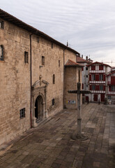 L'entrée de l'église Saint-Vincent à Ciboure, Pyrénées atlantiques, France