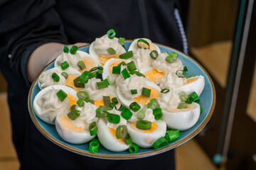 Tradycyjne wielkanocne jajka w majonezie ze szczypiorkiem na talerzu 