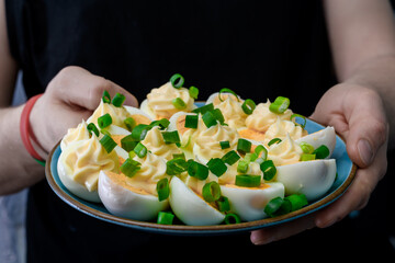 Kurze jajka ugotowane na twardo z majonezem i szczypiorkiem 