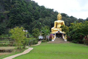 Phra Chao Ton Luang is a large golden outdoor Buddha statue. Sitting prominently in the middle of the rice field Inside Wat Nakhuha there are beautiful natural places.