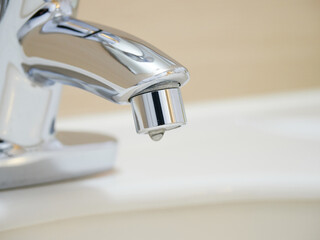 アップで撮影した洗面場の蛇口の様子