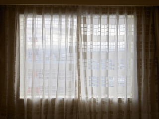アパートの窓とカーテンの様子