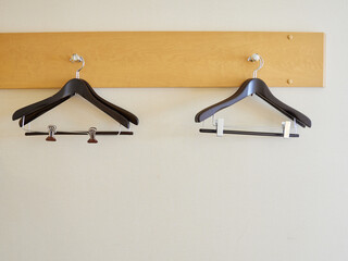 ホテルのベッドルームの壁に設置したハンガーの様子