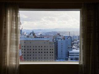 ホテルの窓から見た冬の北海道の旭川市の街並みの風景