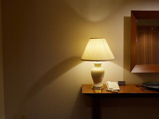 ホテルのベッドルームのテーブルとライトの様子