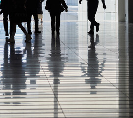 Obraz premium 昼のオフィスビルのロビーの人々の姿