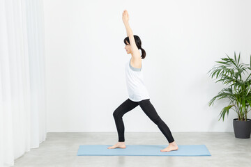 Fototapeta premium ヨガをするアジア人女性01