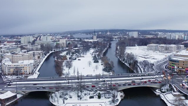 Deutschland, Potsdam. Drohne Aufnahme im Winter mit Schnee.