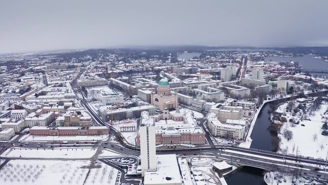 Deutschland, Potsdam. Drohne Aufnahme im Winter mit Schnee.