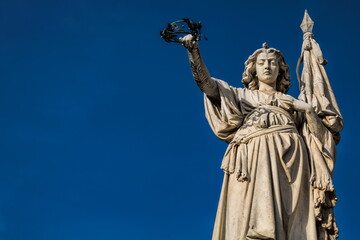 brescia, italien - statue des sieges mit lorbeerkranz