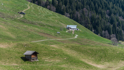 Mazeau et chalet d'alpage sur la route du col des Aravis à La Clusaz, Haute-Savoie, France