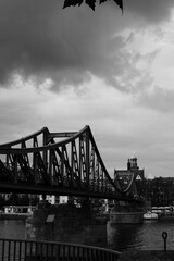 Fototapeta premium Eiserner Steg in Frankfurt am Main, Deutschland