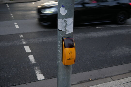 Ampeltaster vor Stra&szlig;e