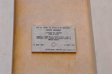 Gedenktafel für den Gründer des Roten Kreuzes, Henry Dunant, in der Kirche von Solferino, Italien