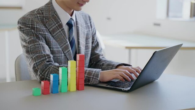 ブロックの成長グラフとビジネスマン