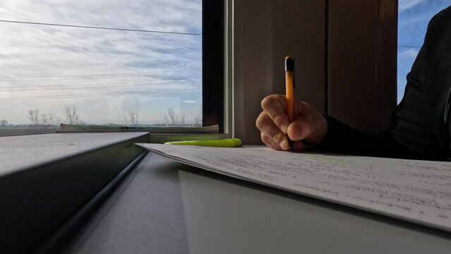 En este tren, viajando a Roma te escribo al coraz&oacute;n con mis cartas de amor, cartas a Francia que no te vere. 