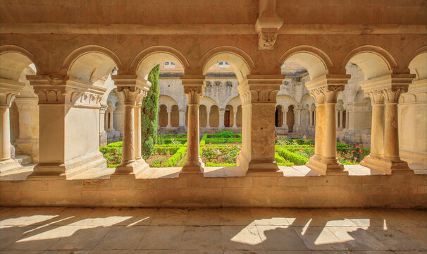 Abbaye Notre-Dame de S&eacute;nanque, Vaucluse, Provence-Alpes-C&ocirc;te d'Azur