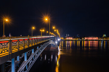 Theodor-Heuss-Brücke in Mainz bei Nacht