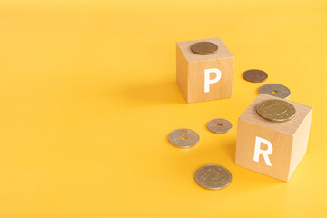 PRの文字が入ったブロックとお金