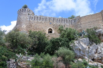 Fototapeta na wymiar Turm und Eingang des Castell de Santueri auf Mallorca