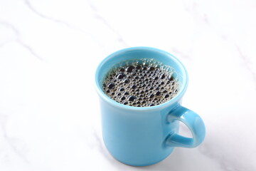 淹れたてのフレッシュなコーヒーが入ったコーヒーカップ
