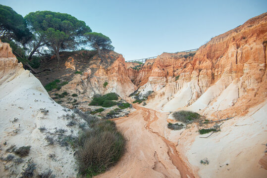 Hautes falaises aux tons profonds allant du rouge au blanch&acirc;tre de Praia de Falaisia, Algarve