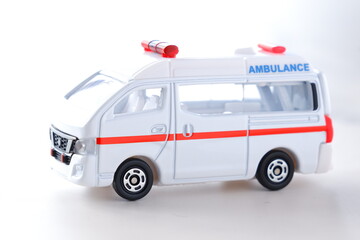 出動する救急車
