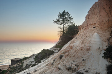 Les falaises rouges et blanche de la plage de falaisia en Algarve au Portugal,