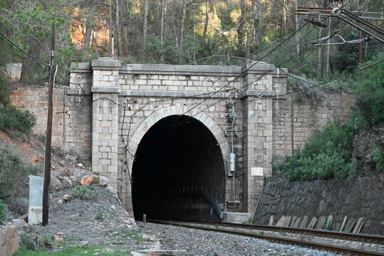 entrada de un tunel del ferrocarril