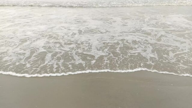 Ondas e espumas do mar.
