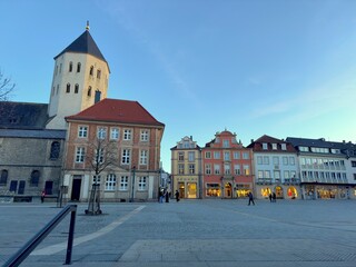 Blick über den historischen Marktplatz Paderborn zum Turm der Gaukirche St. Ulrich an einem klaren Winterabend, Paderborn, Ostwestfalen, Ostwestfalen-Lippe, Nordrhein-Westfalen, Deutschland