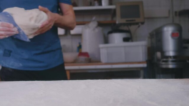 In der Bäckerei wird Teig verarbeitet