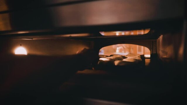 Br&ouml;tchen werden in den Backofen geschoben