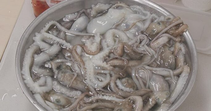 큰 전골 냄비에서 끓고 있는 과메기 전골 