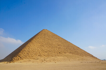 Fototapeta na wymiar 青空のもとのピラミッド