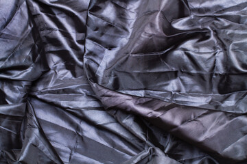 Suave y elegante textura de tela de seda azul oscuro o satén. Vista superior y de cerca. Copy space