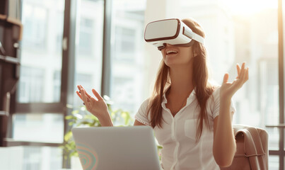 Dziewczyna siedząca przy laptopie korzysta z okularów VR