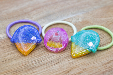 プラ板とレジンで手作りしたスイーツのヘアゴム