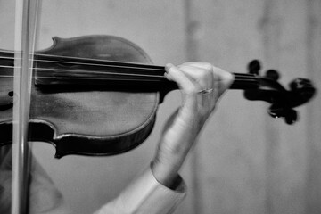 Dynamisches Spiel auf einer Geige, schwarz weiß 