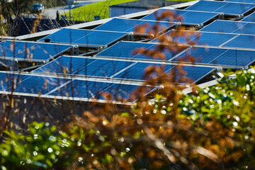 Solaranlage am Dach eines Hauses in der Natur