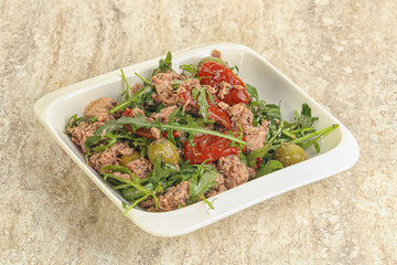 Salad with tuna and rucola