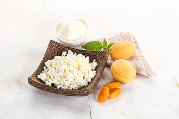 Cottage cheese with apricot and cream