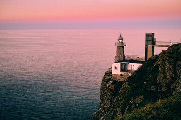 Faro al atardecer colorido