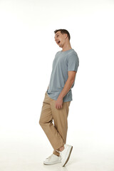 Naklejka premium surprised guy looking at camera on white studio background
