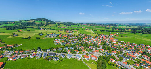 Fototapeta na wymiar Die Ortschaft Ermengerst bei Wiggensbach im Oberallgäu im Luftbild